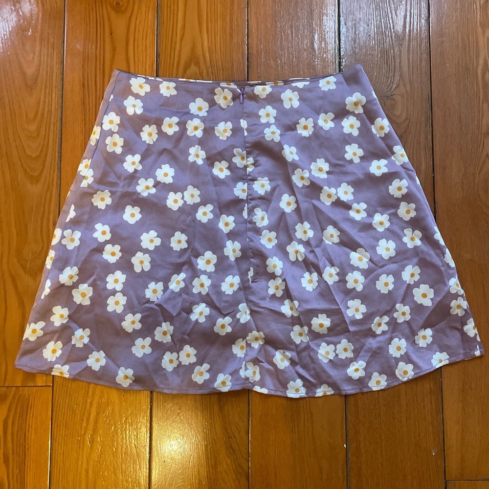 Cute flowery mini skirt size small.